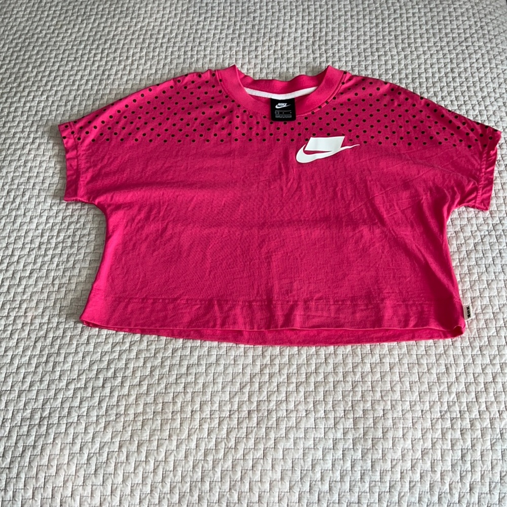 Women’s Nike cropped tee size L.